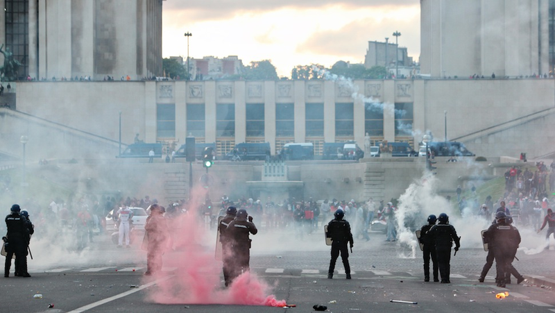 Illustration for article titled PSG's Championship Parade Ended In Riots